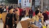 小學(xué)生背著“鍋碗瓢盆”去春游 真相揭露真的令人大吃一驚
