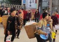 小學(xué)生背著“鍋碗瓢盆”去春游 真相揭露真的令人大吃一驚