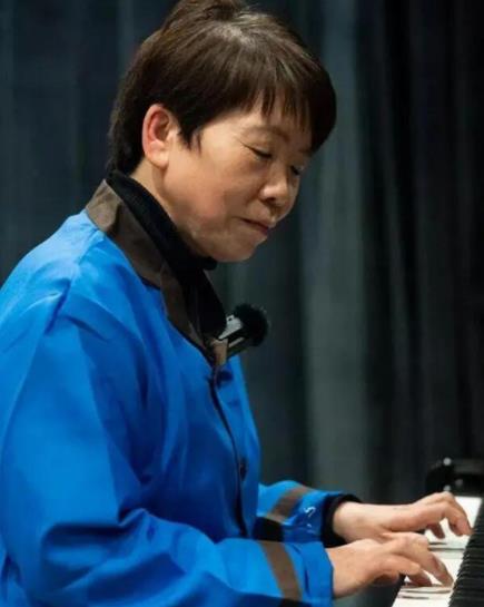 清華保潔阿姨身穿晚禮服彈奏鋼琴 真相揭露真的令人大吃一驚