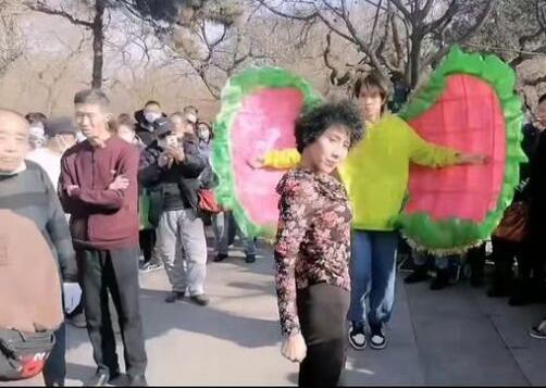 沈陽一公園整治鉆褲襠等不雅舞姿 照片曝光直接讓人大呼意外