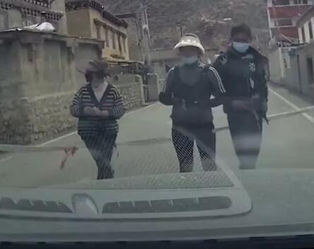 男子駕車4分鐘遇3次村民攔車要紅包 照片曝光直接讓人大呼意外