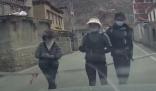男子駕車4分鐘遇3次村民攔車要紅包 照片曝光直接讓人大呼意外
