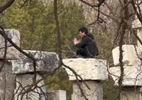 圓明園回應男子攀爬遺址拍照 真相揭露真的令人大吃一驚