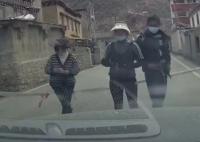 男子駕車4分鐘遇3次村民攔車要紅包 真相揭露真的令人大吃一驚