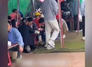 大學生組團到工地吃13元盒飯 背后到底藏著什么隱情?