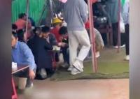 大學(xué)生組團到工地吃13元盒飯 背后到底藏著什么隱情?