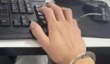 男子緬北戴手銬敲鍵盤 哭求別嘎腰子 真相離譜實在是太荒唐了