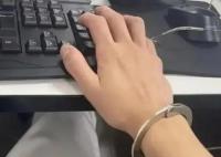 男子緬北戴手銬敲鍵盤 哭求別嘎腰子 真相離譜實在是太荒唐了