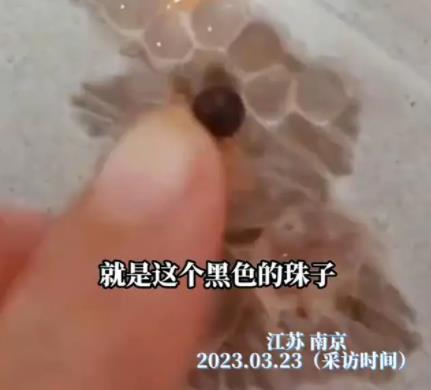 女生疑在奶茶中喝出10余顆玻璃珠 真相到底是什么?