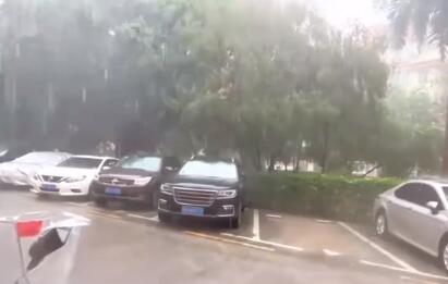 深圳暴雨:商場(chǎng)秒變“水簾洞” 為什么會(huì)這樣?