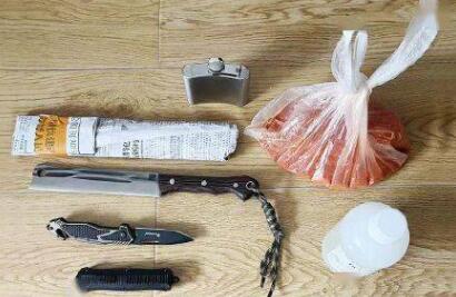 男子抗拒離婚帶刀和鹽酸進法院 原因揭秘直接讓人傻眼了