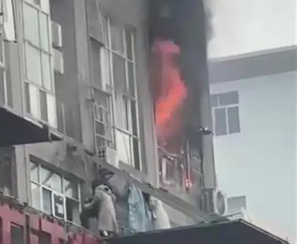 長(zhǎng)沙一大樓起火 多人爬窗逃生 真相揭露真的令人大吃一驚