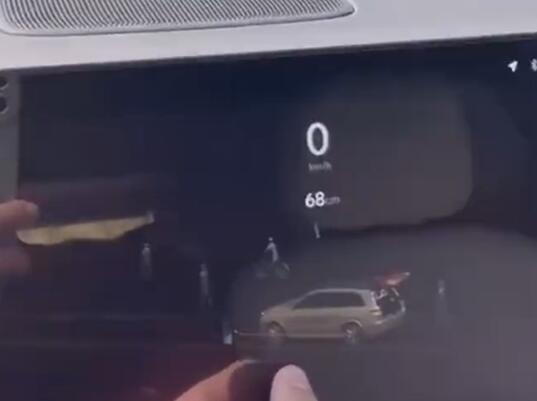 汽車?yán)走_(dá)在無(wú)人陵園內(nèi)顯示全是人影 真相曝光簡(jiǎn)直太驚人了