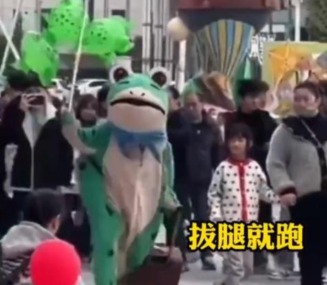 “青蛙賣崽”遇見城管撒腿就跑 真相揭露實在讓人笑噴