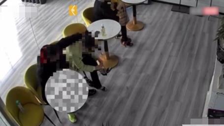 男子店里脫褲子強行摟抱鄰座女子 原因竟是這樣實在是太意外了