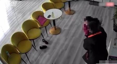 男子店里脫褲子強行摟抱鄰座女子 原因竟是這樣實在是太意外了