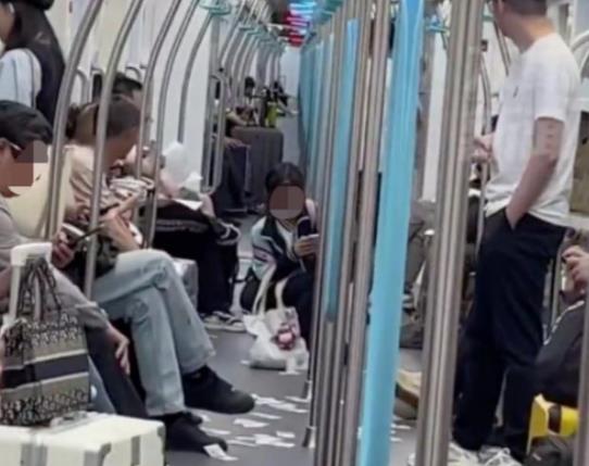杭州一男子地鐵車廂內狂撒5元紙幣 為什么這么做原因是什么?