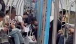 杭州一男子地鐵車廂內(nèi)狂撒5元紙幣 為什么這么做原因是什么?