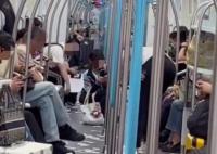 杭州一男子地鐵車廂內狂撒5元紙幣 為什么這么做原因是什么?