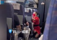 川航回應空姐跪地安撫乘客 真相曝光簡直太驚人了