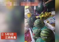 男生買5斤西瓜少2斤 怒懟商販坑學(xué)生 照片曝光直接讓人大呼意外