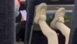 孩子高鐵上狂踢前排家長無動于衷 照片曝光直接讓人大呼意外
