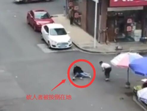 男子拿菜刀瘋狂追砍一男一女被抓獲 真相到底是什么?