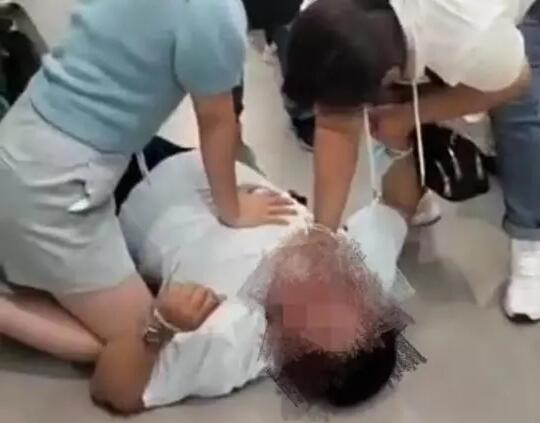 下班護士跪地救人20分鐘膝蓋淤青 照片曝光直接讓人大呼意外