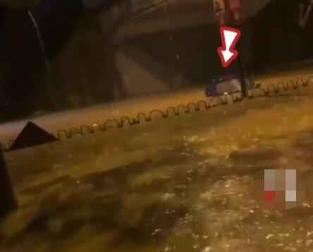 福建暴雨:男子開(kāi)車(chē)被淹踹車(chē)門(mén)逃生 結(jié)果實(shí)在是太讓人詫異了