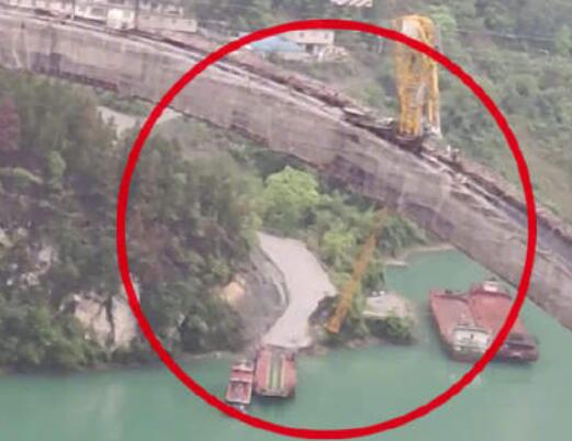 重慶一在建大橋塔吊被撞斷 真相到底是什么?