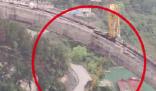 重慶一在建大橋塔吊被撞斷 真相到底是什么?
