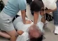 下班護(hù)士跪地救人20分鐘膝蓋淤青 照片曝光直接讓人大呼意外