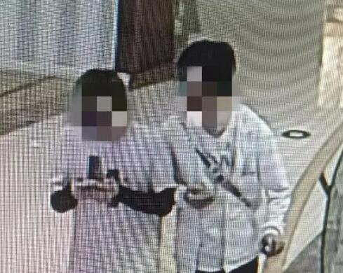 商場兩男子朝嬰兒車吐口水 真相曝光簡直太驚人了