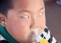小男孩做肺活量測試拼到翻白眼 小朋友的勝負欲有多強啊