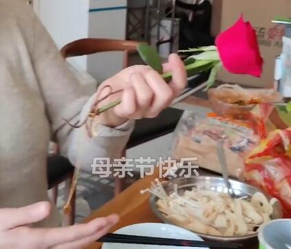 她只是看了眼花就已經哭了 真相曝光簡直太驚人了