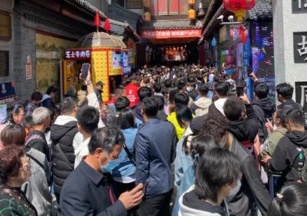 00后女孩離職旅行存款卻越變越多 真相曝光簡直太驚人了