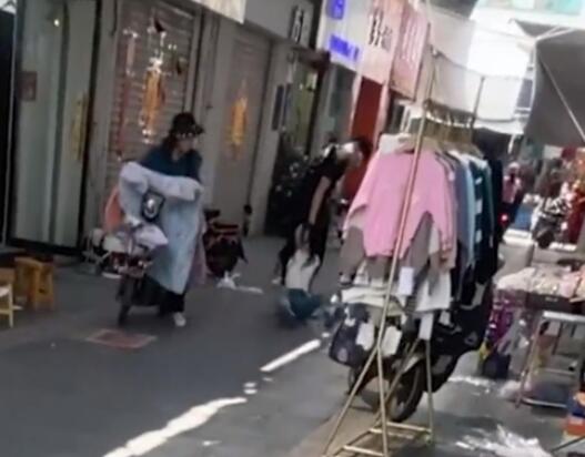 女子被男子當街薅頭發拖行毆打 真相原來是這樣太意外了