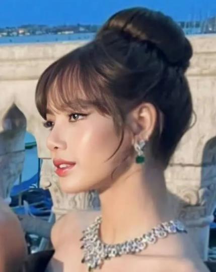 Lisa劉亦菲贊達亞同框 網友紛紛留言期待三位美女的合作