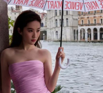 Lisa劉亦菲贊達亞同框 網友紛紛留言期待三位美女的合作