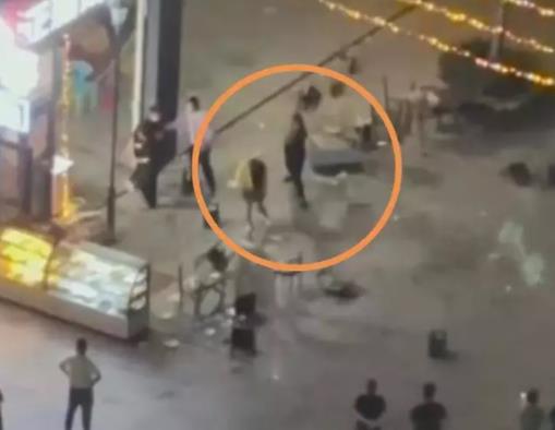 警方回應男子猛砸女子致倒地不起 到底是什么情況? 