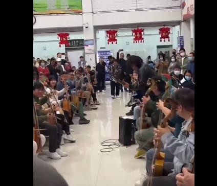 內(nèi)蒙古火車站樂手齊奏萬馬奔騰 照片曝光實(shí)在是太驚人了