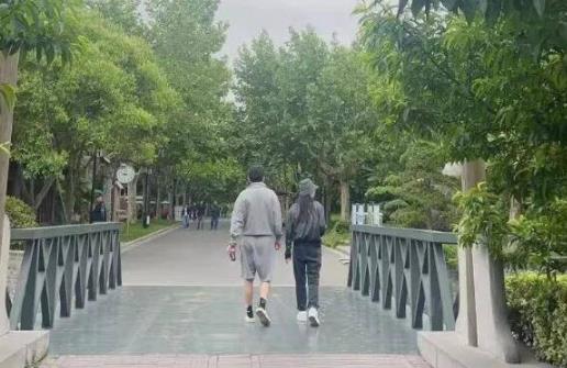 雷佳音夫婦公園散步被偶遇 兩人十分低調全程默默無交流