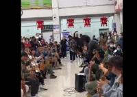 內蒙古火車站樂手齊奏萬馬奔騰 照片曝光實在是太驚人了