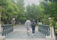 雷佳音夫婦公園散步被偶遇 兩人十分低調全程默默無交流