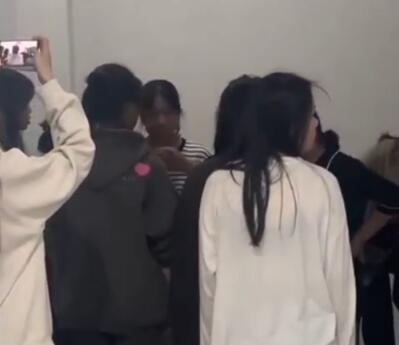 女兒被欺負 母親進校扇舍友耳光 究竟是怎么回事？