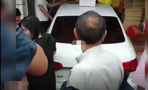 成都一轎車沖進店鋪撞壞16個骨灰盒 究竟是怎么回事？