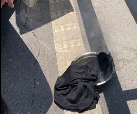 車撞護欄司機昏迷 路人發現車內燒炭 原因竟是這樣實在是太意外了