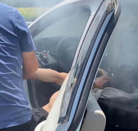 車撞護欄司機昏迷 路人發現車內燒炭 原因竟是這樣實在是太意外了