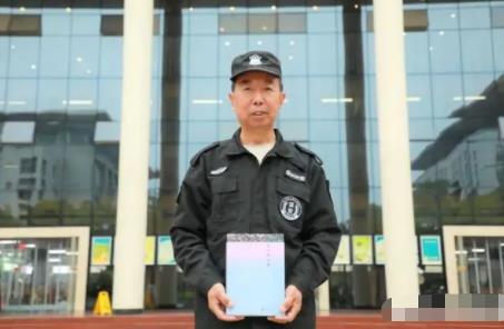 56歲保安寫(xiě)出40余萬(wàn)字長(zhǎng)篇小說(shuō) 真相曝光簡(jiǎn)直太驚人了