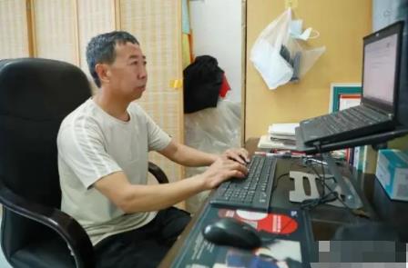 56歲保安寫出40余萬字長篇小說 真相曝光簡直太驚人了